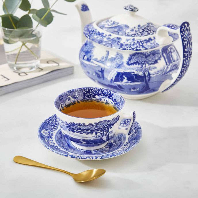 ถ้วยน้ำชาและจานรองสีน้ำเงินอิตาลี
